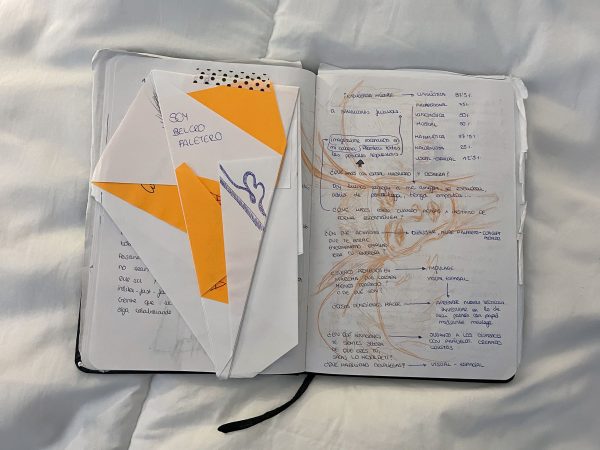 Sketchbook de la alumna Paula Fernández López con anotaciones sobre el proceso de descubrimiento de Inteligencias Múltiples y su aplicación en procesos creativos