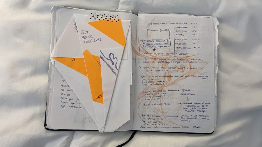 Sketchbook de la alumna Paula Fernández López con anotaciones sobre el proceso de descubrimiento de Inteligencias Múltiples y su aplicación en procesos creativos